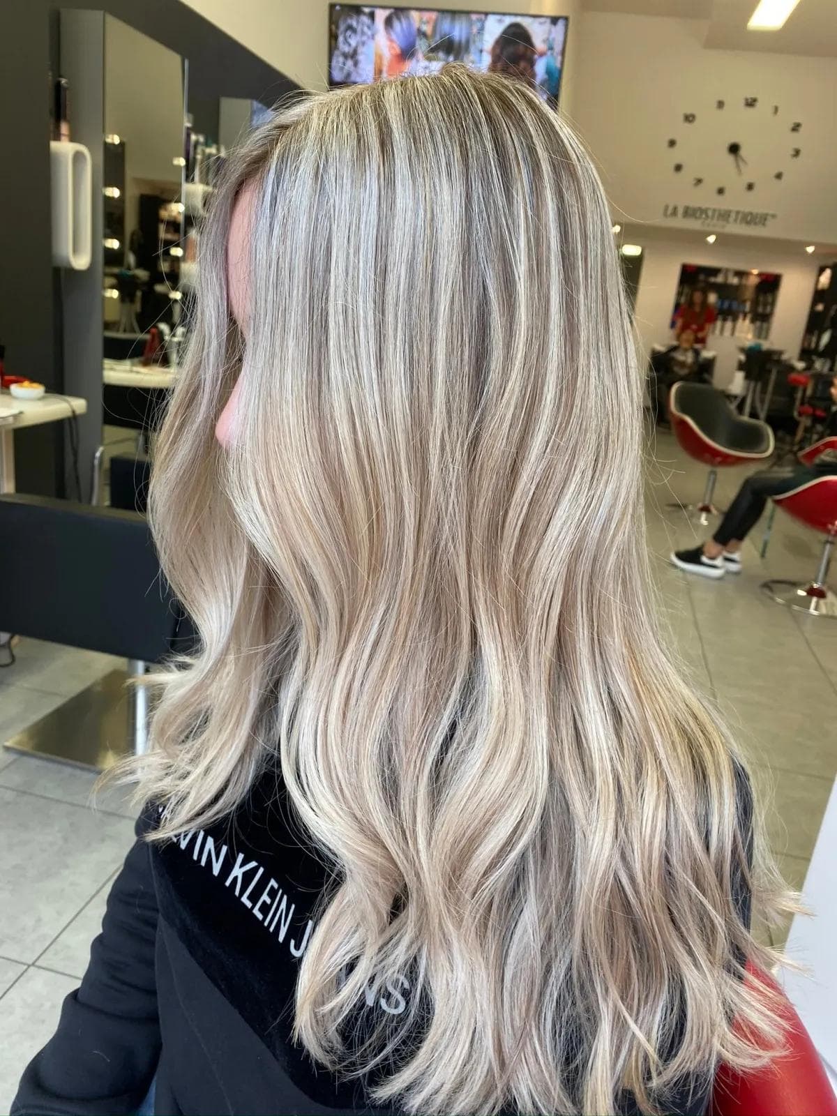 Cheveux blonds ondulés